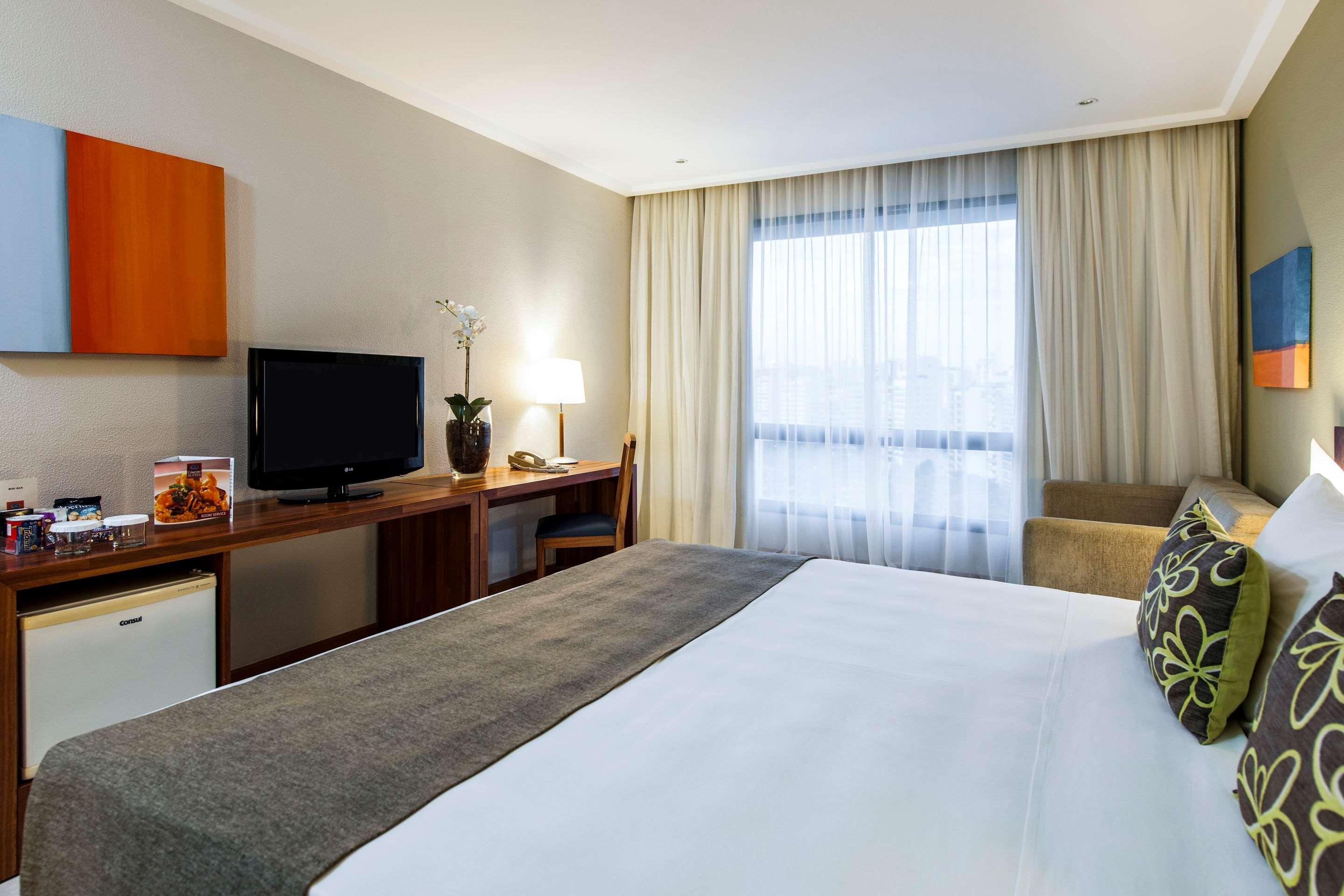 Comfort Suites Vitoria Bagian luar foto