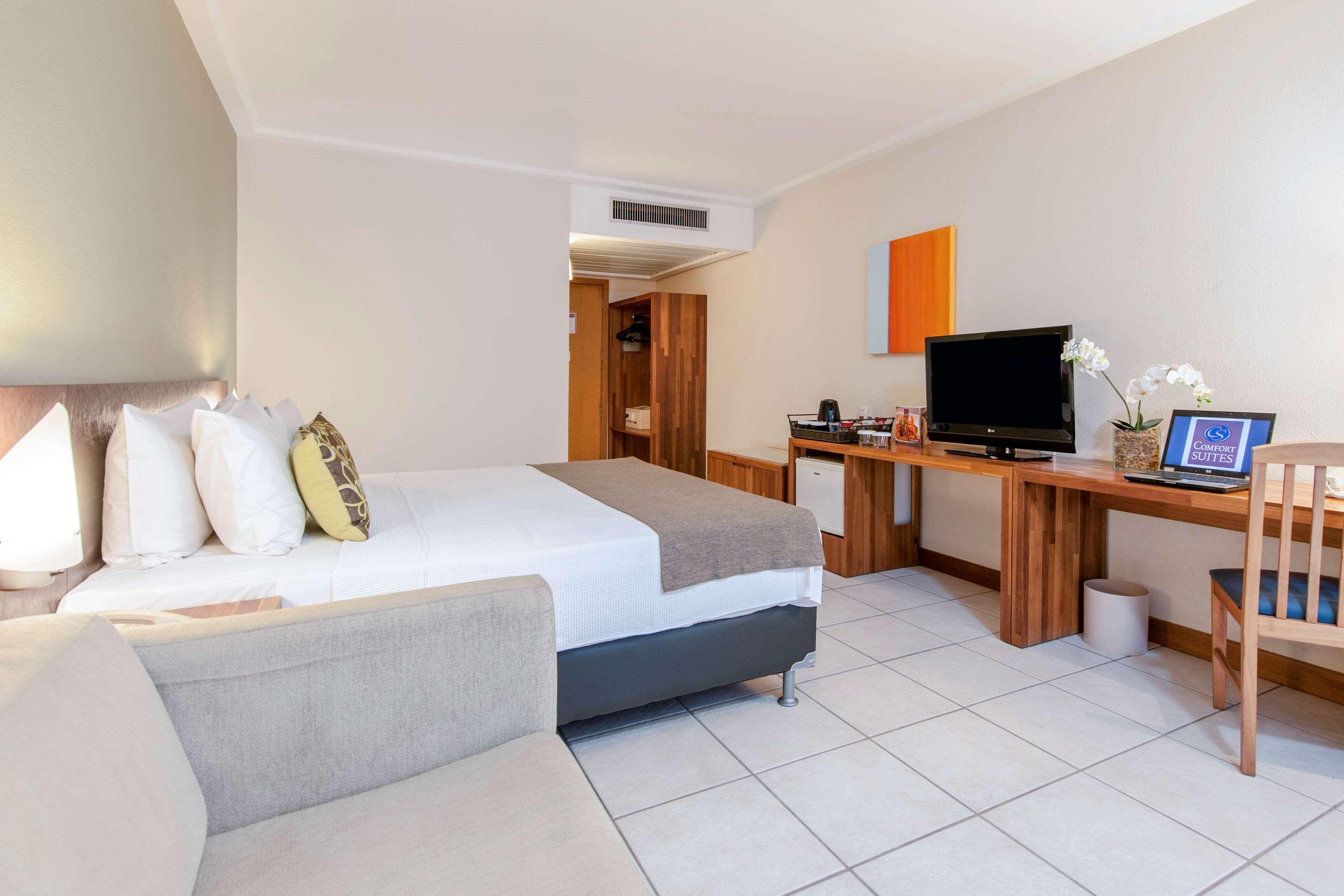 Comfort Suites Vitoria Bagian luar foto
