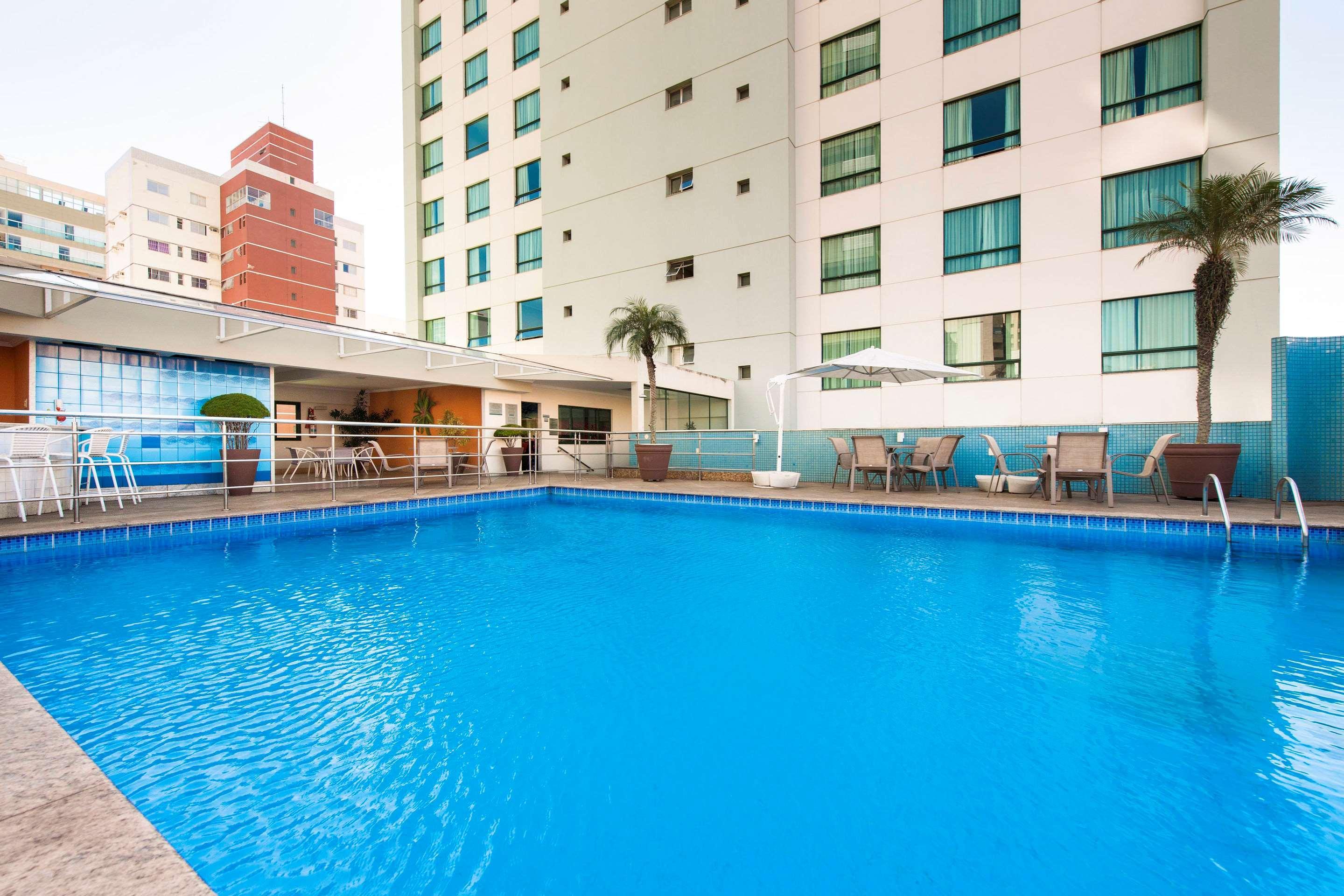 Comfort Suites Vitoria Bagian luar foto