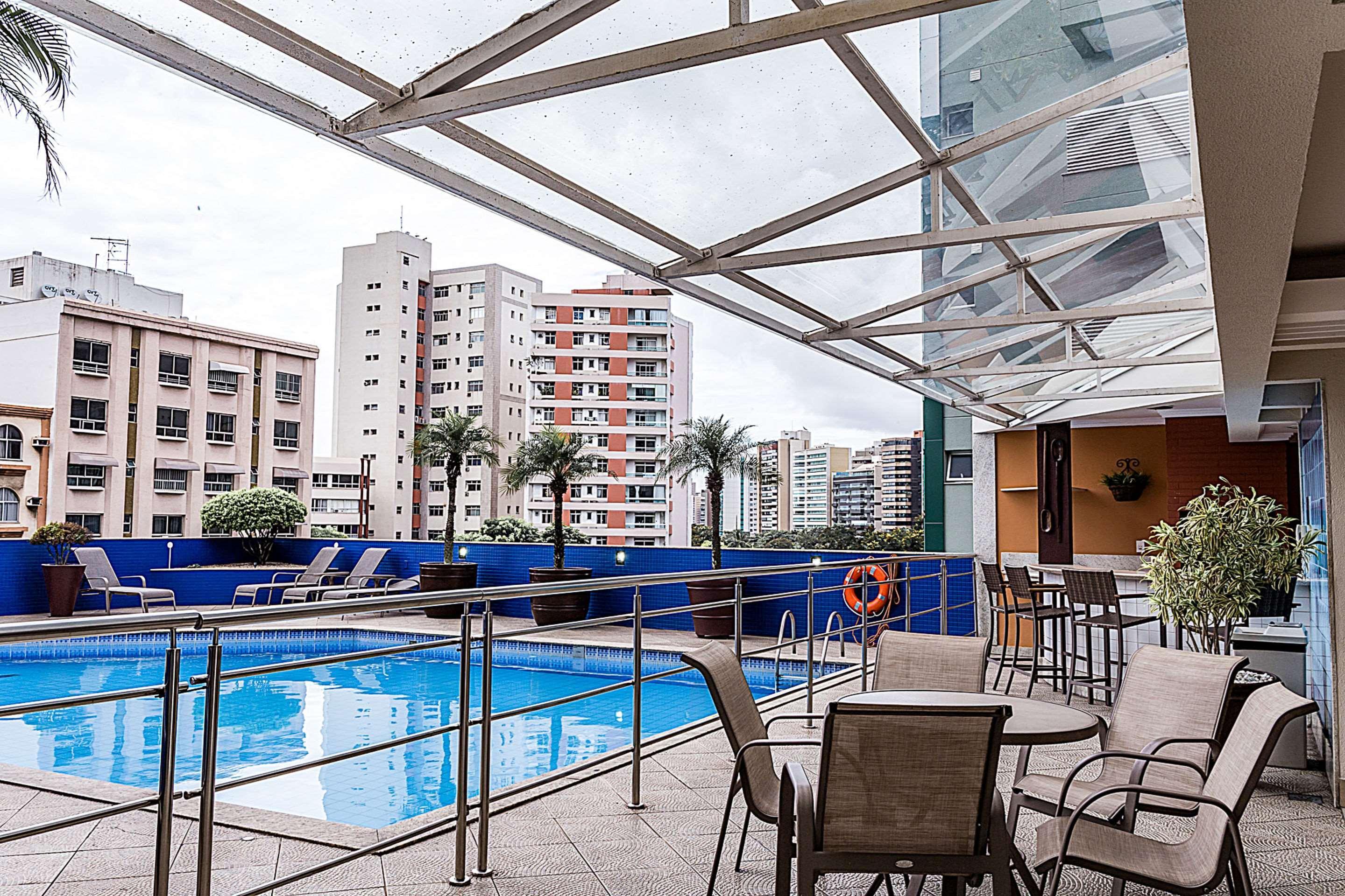 Comfort Suites Vitoria Bagian luar foto