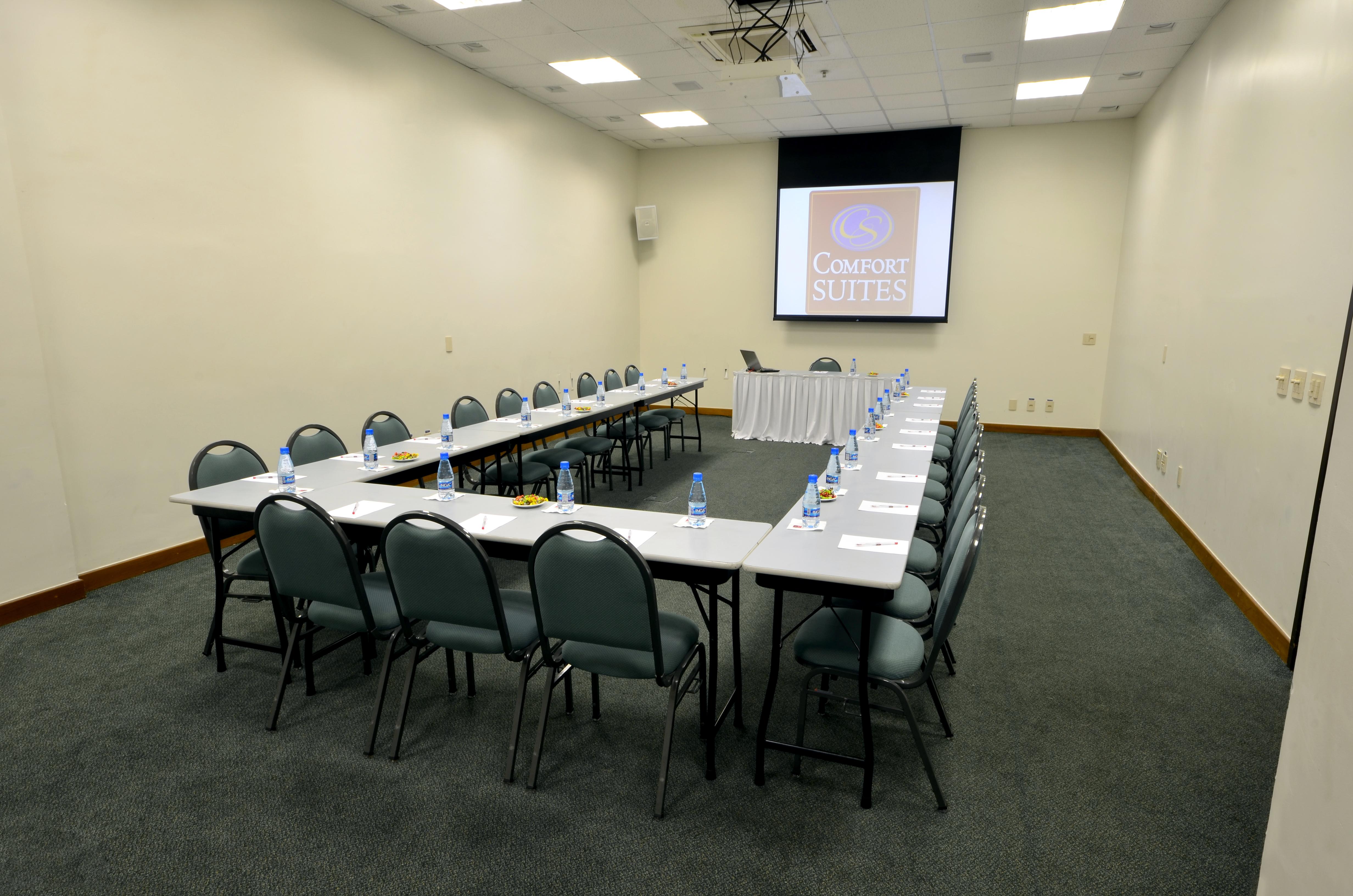 Comfort Suites Vitoria Bagian luar foto