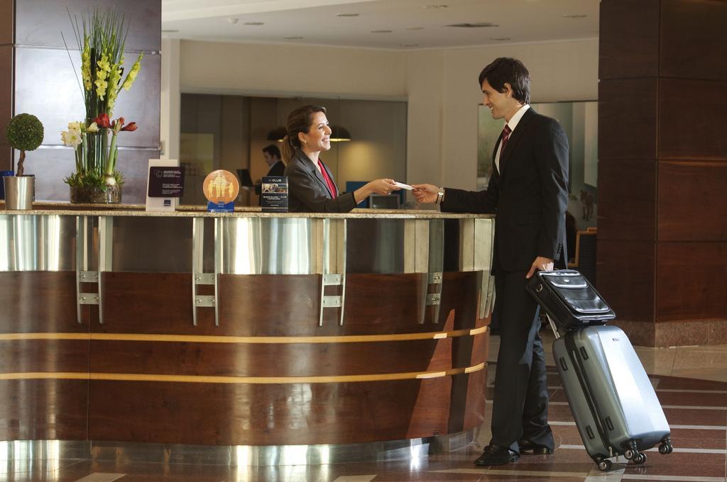 Comfort Suites Vitoria Bagian luar foto