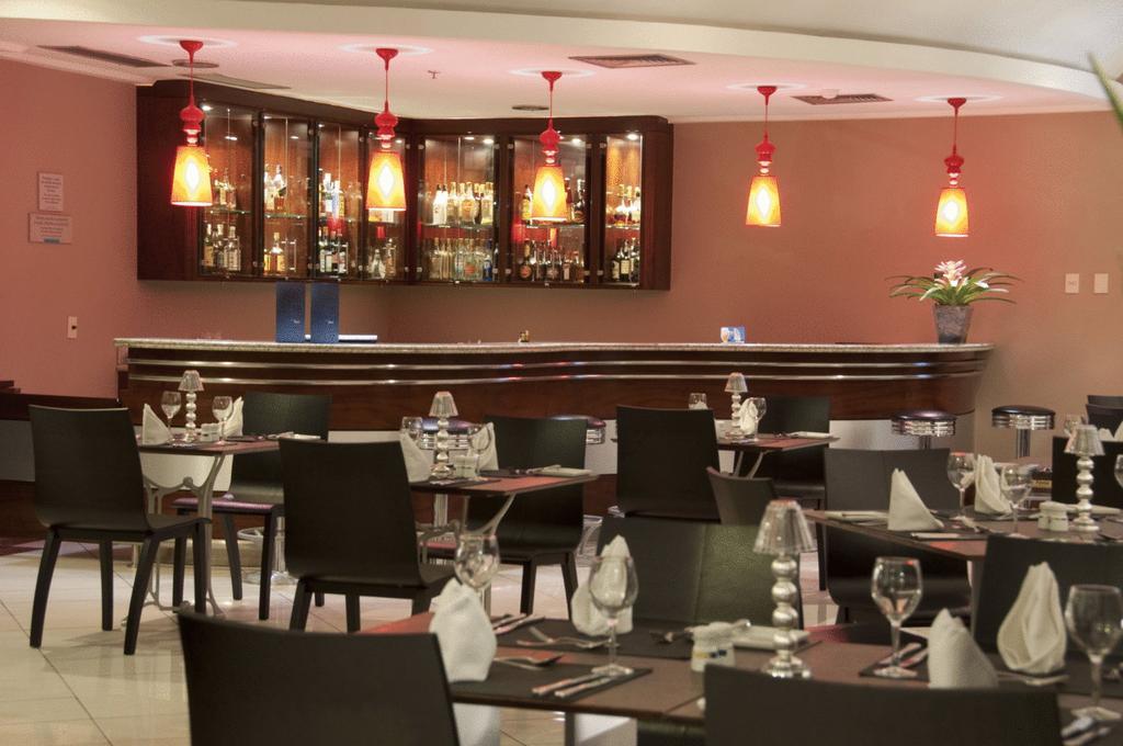 Comfort Suites Vitoria Restoran foto